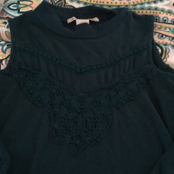 Cold shoulder lace top - Picture 2 of 6